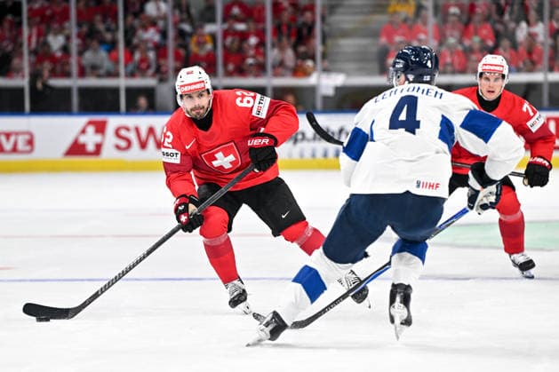 ZURICH, SWITZERLAND MAY 26 Denis Malgin of Switzerland in action against Mikko Lehtonen of Finland during the 2026 IIHF Ice Hockey World Championship Switzerland game between Switzerland and Finland at Swiss Life Arena on May 26, 2026 in Zurich, Zurich Zurich Swiss Life Arena Zurich Switzerland Copyright: xJustPictures.ch AndreaxBrancax jp-en-EuSpIm-JP7_ANB_SuiFin_26052026_7813