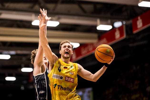 Barmer 2. Basketball Bundesliga ProA Playoffs Halbfinale Spiel 3, Phoenix Hagen - Eisbären Bremerhaven; 26.05.2026 Bjarne Kraushaar (Phoenix Hagen, 4) im Wurf, Peter Hemschemeier (Eisbären Bremerhaven, 22) BARMER 2. Basketball Bundesliga ProA Playoffs Halbfinale Spiel 3, Phoenix Hagen - Eisbären Bremerhaven; Hagen, Ischelandhalle am 26.05.2026 *** Barmer 2 Basketball Bundesliga ProA Playoffs Semifinal Game 3, Phoenix Hagen Eisbären Bremerhaven 26 05 2026 Bjarne Kraushaar Phoenix Hagen, 4 in the throw, Peter Hemschemeier Eisbären Bremerhaven, 22 BARMER 2 Basketball Bundesliga ProA Playoffs Semifinal Game 3, Phoenix Hagen Eisbären Bremerhaven Hagen, Ischelandhalle on 26 05 2026 Copyright: xBEAUTIFULxSPORTS Wunderlx