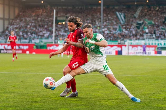 Germany Soccer 2 Bundesliga Relegation 2025 2026 SpVgg Greuther Fürth vs Rot Weiss Essen Sportpark Ronhof I Thomas Sommer Fürth Branimir Hrgota SpVgg Greuther Fürth, 10 JosÃ Enrique Rios Alonso Jose Enrique Rios Alonso Rot Weiss Essen, 23 in a duel Copyright: xJOERANxSTEINSIEKx