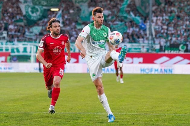 Germany Soccer 2 Bundesliga Relegation 2025 2026 SpVgg Greuther Fürth vs Rot Weiss Essen Sportpark Ronhof I Thomas Sommer Fürth Branimir Hrgota SpVgg Greuther Fürth, 10 JosÃ Enrique Rios Alonso Jose Enrique Rios Alonso Rot Weiss Essen, 23 in a duel Copyright: xJOERANxSTEINSIEKx