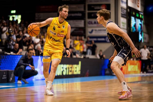 Barmer 2 Basketball Bundesliga ProA Playoffs Semifinal Game 3, Phoenix Hagen Eisbären Bremerhaven 26 05 2026 Bjarne Kraushaar Phoenix Hagen, 4 on the ball, Raphael Falkenthal Eisbären Bremerhaven, 2 BARMER 2 Basketball Bundesliga ProA Playoffs Semifinal Game 3, Phoenix Hagen Eisbären Bremerhaven Hagen, Ischelandhalle on 26 05 2026 Copyright: xBEAUTIFULxSPORTS Wunderlx
