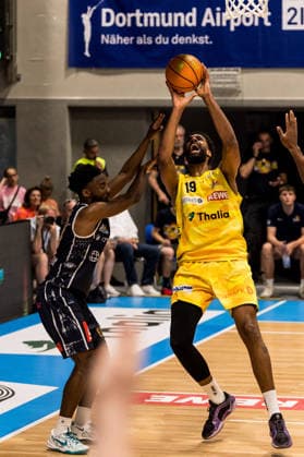 Barmer 2 Basketball Bundesliga ProA Playoffs Semifinal Game 3, Phoenix Hagen Eisbären Bremerhaven 26 05 2026 Lucas N Guessan Phoenix Hagen, 19 in the throw, is fouled by Elijah Jahi Miller Eisbären Bremerhaven, 0 BARMER 2 Basketball Bundesliga ProA Playoffs Semifinal Game 3, Phoenix Hagen Eisbären Bremerhaven Hagen, Ischelandhalle on 26 05 2026 Copyright: xBEAUTIFULxSPORTS Wunderlx