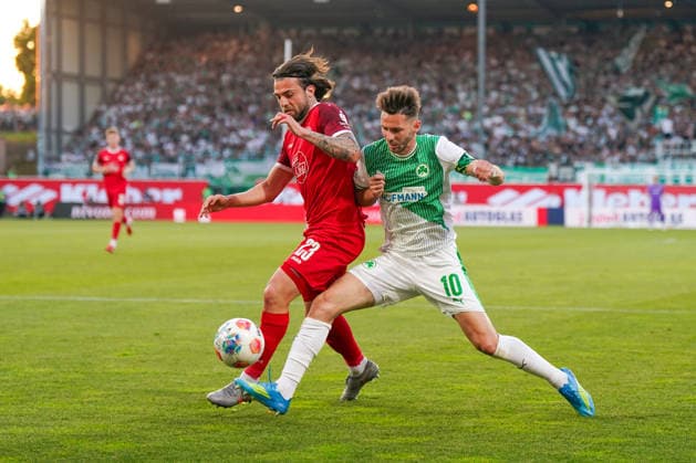 Germany Soccer 2 Bundesliga Relegation 2025 2026 SpVgg Greuther Fürth vs Rot Weiss Essen Sportpark Ronhof I Thomas Sommer Fürth Branimir Hrgota SpVgg Greuther Fürth, 10 JosÃ Enrique Rios Alonso Jose Enrique Rios Alonso Rot Weiss Essen, 23 in a duel Copyright: xJOERANxSTEINSIEKx