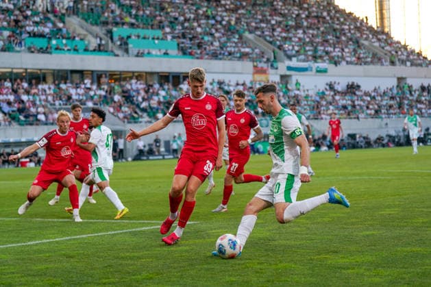 Germany Soccer 2 Bundesliga Relegation 2025 2026 SpVgg Greuther Fürth vs Rot Weiss Essen Sportpark Ronhof I Thomas Sommer Fürth Branimir Hrgota SpVgg Greuther Fürth, 10 Tobias Kraulich Rot Weiss Essen, 33 Copyright: xJOERANxSTEINSIEKx