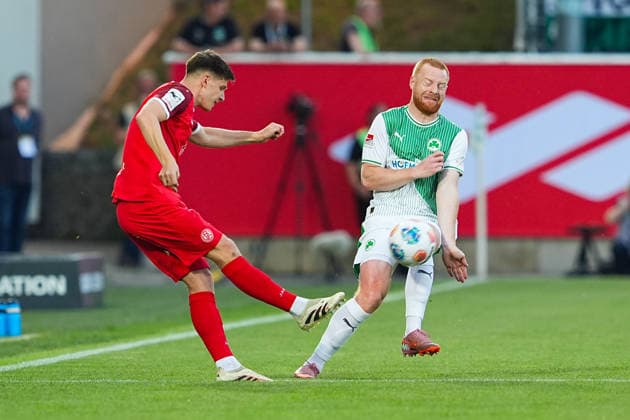 26 05 2026, xydrx, Herren, Fußball, Relegation second leg, 2 Bundesliga, SpVgg Greuther Fürth Rot Weiss Essen, Saison 2025 2026, Sportpark Ronhof Michael Kostka Rot Weiss Essen, 2 im Zweikampf gegen Paul Will SpVgg Greuther Fürth, 13 DFB regulations prohibit any use of photographs as image sequences and or quasi video Copyright: HMBxMedia YannisxDreimann