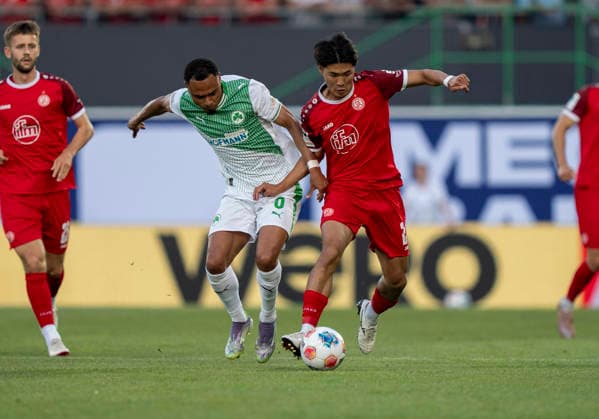 Duel between Sacha Banse SpVgg Greuther Fuerth, 6 and Kaito Mizuta Rot Weiss Essen, 24 SpVgg Greuther Fürth Rot Weiss Essen, Football, Relegation to Bundesliga 2 second leg, Sportpark Ronhof, Fürth DFL regulations prohibit any use of photographs as image sequences and or quasi video Copyright: HMBxMedia xMarcoxBader