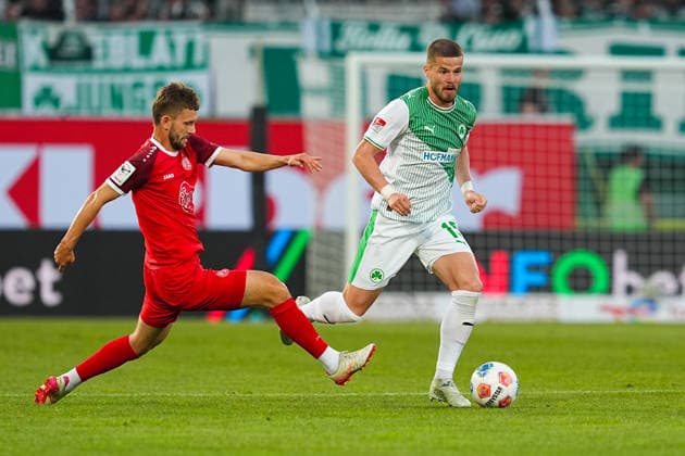 26 05 2026, xydrx, Herren, Fußball, Relegation second leg, 2 Bundesliga, SpVgg Greuther Fürth Rot Weiss Essen, Saison 2025 2026, Sportpark Ronhof Torben Muesel Rot Weiss Essen, 26 im Zweikampf gegen Jan Elvedi SpVgg Greuther Fürth, 15 DFB regulations prohibit any use of photographs as image sequences and or quasi video Copyright: HMBxMedia YannisxDreimann