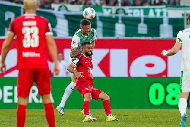 26 05 2026, xydrx, Herren, Fußball, Relegation second leg, 2 Bundesliga, SpVgg Greuther Fürth Rot Weiss Essen, Saison 2025 2026, Sportpark Ronhof Philipp Ziereis SpVgg Greuther Fürth, 4 im Zweikampf gegen Ramien Safi Rot Weiss Essen, 7 DFB regulations prohibit any use of photographs as image sequences and or quasi video Copyright: HMBxMedia YannisxDreimann