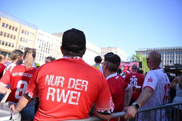 Public Viewing Relegation Rot Weiss Essen FOR EDITORIAL PURPOSES ONLY p Public Viewing SpVgg Greuther Fürth vs Rot Weiss Essen at Kennedyplatz, on 26 05 2026 in Essen second leg of the relegation to Bundesliga 2, SpVgg Greuther Fürth vs Rot Weiss Essen Germany NRW Essen Copyright SocratesxTassos Copyright: SocratesxTassos doc860moibobvp4uscc1gmu ,EDITORIAL USE ONLY Copyright: SocratesxTassos