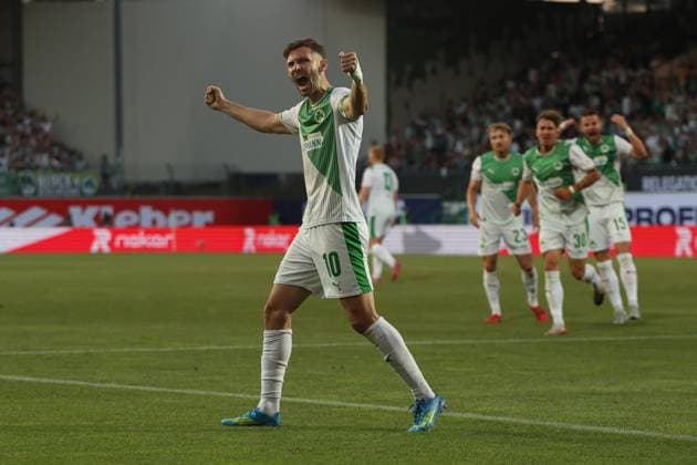 Branimir Hrgota 10 SpVgg Greuther Fürth raises both fists in jubilation and shouts his joy In the background, other SpVgg Greuther Fürth players, including 23 and 30, run towards the scorer Branimir Hrgota 10 SpVgg Greuther Fürth celebrates his goal Copyright: xspeedshotx xTimoxBluhmki-Schmidtx