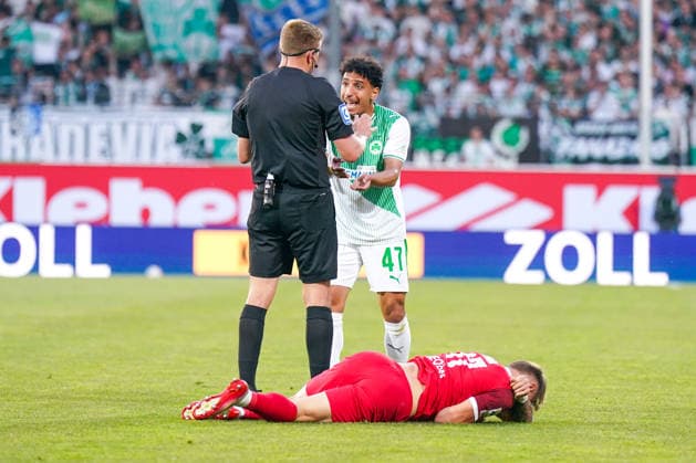 Germany Soccer 2 Bundesliga Relegation 2025 2026 SpVgg Greuther Fürth vs Rot Weiss Essen Sportpark Ronhof I Thomas Sommer Fürth Sayf Ltaief SpVgg Greuther Fürth, 47 Referee Robert Schröder Hannover Copyright: xJOERANxSTEINSIEKx