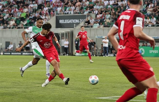 26 05 2026 Soccer season 2025 2026 Relegation 2 Soccer Bundesliga second leg SpVgg Greuther Fürth Kleeblatt Rot Weiss Essen RWE Sportfoto Zink DaMa xdaxmax DFL regulations prohibit any use of photographs as image sequences and or quasi video only for editorial use Kaito Mizuta 24, Rot Weiss Essen with shot on goal