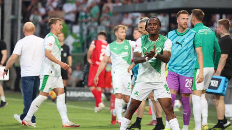 26 05 2026, xrekx, Fußball 2 Bundesliga Relegation, SpVgg Greuther Fuerth Rot Weiss Essen v l Torjubel nach dem Tor zum celebrating the goal celebrate 1 0 durch Noel Futkeu SpVgg Greuther Fuerth Trinkpause, cheers on the fans DFL DFB REGULATIONS PROHIBIT ANY USE OF PHOTOGRAPHS as IMAGE SEQUENCES and or QUASI VIDEO Fuerth