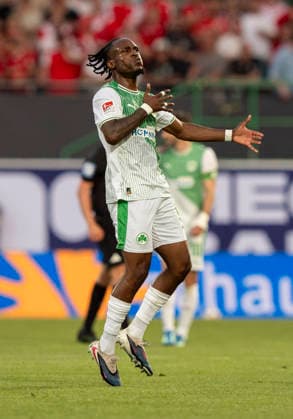 Jubel nach dem Tor zum 1-0 durch Noel Futkeu (SpVgg Greuther Fuerth, 9), jubelnd, bejubelt, jubelt, jubeln, emotionen, celebrate. Hier jubelt er über sein Tor. SpVgg Greuther Fürth - Rot Weiss Essen, Fussball, Relegation zur 2. Bundesliga Rückspiel, Sportpark Ronhof, Fürth DFL regulations prohibit any use of photographs as image sequences and or quasi-video. *** Cheering after the goal to 1 0 by Noel Futkeu SpVgg Greuther Fuerth, 9 , cheering, jubilant, jubeln, jubeln, emotionen, celebrate Here he cheers about his goal SpVgg Greuther Fürth Rot Weiss Essen, Fußball, Relegation zur 2 Bundesliga Rückspiel, Sportpark Ronhof, Fürth DFL regulations prohibit any use of photographs as image sequences and or quasi video Copyright: HMBxMedia xMarcoxBader