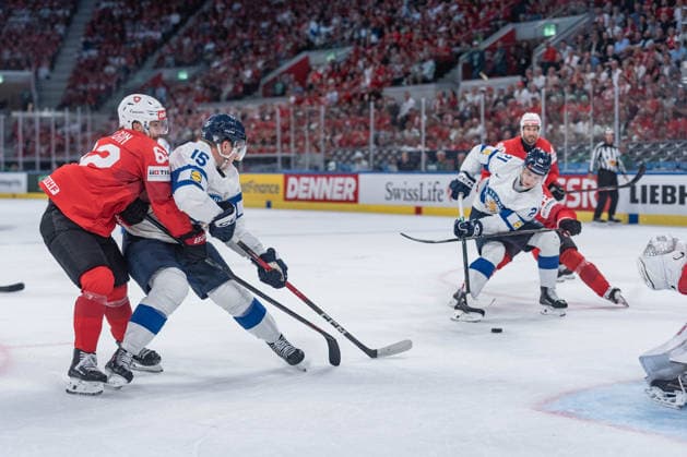 26 05 2026, Zurich, Swiss Life Arena, Ice Hockey World Championships Switzerland Finland, 15 Anton Lundell Finland , 62 Denis Malgin Switzerland Zurich Swiss Life Arena Zurich Switzerland Copyright: xJustPictures.ch StefanxEmchx jp-de-StEm-DSC0063320260526