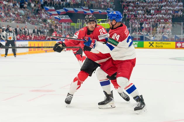 FRIBOURG, SWITZERLAND MAY 26 Dylan Cozens of Canada L against Jan Scotka of Czechia R during the 2026 IIHF Ice Hockey World Championship Switzerland game between Czechia and Canada at BCF Arena on May 26, 2026 in Fribourg, Fribourg Fribourg BCF Arena Fribourg Switzerland Copyright: xJustPictures.ch JarixPestelaccix jp-en-EuSpIm-JP6_JAR_Czechia_Canada_26May2026_00021
