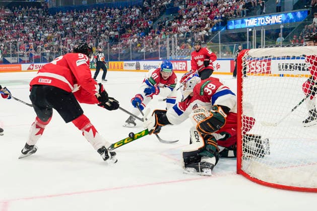 FRIBOURG, SWITZERLAND MAY 26 goalkeeper Dominik Pavlat of Czechia R against Fraser Minten of Canada L during the 2026 IIHF Ice Hockey World Championship Switzerland game between Czechia and Canada at BCF Arena on May 26, 2026 in Fribourg, Fribourg Fribourg BCF Arena Fribourg Switzerland Copyright: xJustPictures.ch JarixPestelaccix jp-en-EuSpIm-JP6_JAR_Czechia_Canada_26May2026_00027