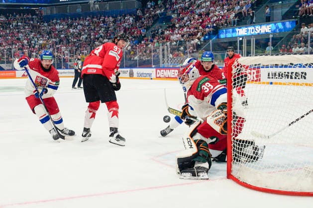 FRIBOURG, SWITZERLAND MAY 26 goalkeeper Dominik Pavlat of Czechia saves during the 2026 IIHF Ice Hockey World Championship Switzerland game between Czechia and Canada at BCF Arena on May 26, 2026 in Fribourg, Fribourg Fribourg BCF Arena Fribourg Switzerland Copyright: xJustPictures.ch JarixPestelaccix jp-en-EuSpIm-JP6_JAR_Czechia_Canada_26May2026_00029
