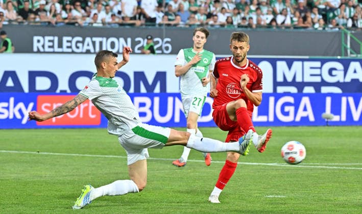26 05 2026 Soccer season 2025 2026 Relegation 2 Soccer Bundesliga second leg SpVgg Greuther Fürth Kleeblatt Rot Weiss Essen RWE Sportfoto Zink MeZi xmexzix DFL regulations prohibit any use of photographs as image sequences and or quasi video only for editorial use Philipp Ziereis 4, SpVgg Greuther Fürth Torben Müsel 26, Rot Weiss Essen, rechts