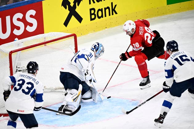 LKS 20260526 Timo Meier (R) of Switzerland try to score against goalkeeper Justus Annunen of Finland during the 2026 IIHF Ice hockey, Eishockey World Championships preliminary round group A match between Switzerland and Finland in Zurich on May 26, 2026. - RONI REKOMAA Zürich Switzerland 6H4zM8PjwhY  Copyright: xRonixRekomaax 6H4zM8PjwhY