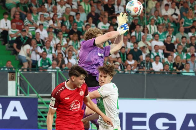 26 05 2026, xrekx, Soccer 2 Bundesliga Relegation, SpVgg Greuther Fuerth Rot Weiss Essen v l Jaka Cuber Potocnik Rot Weiss Essen Silas Prüfrock Pruefrock SpVgg Greuther Fuerth Luca Itter SpVgg Greuther Fuerth Zweikampf, Aktion, action, battle for the ball DFL DFB REGULATIONS PROHIBIT ANY USE OF PHOTOGRAPHS as IMAGE SEQUENCES and or QUASI VIDEO Fuerth