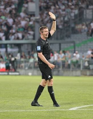 26 05 2026 football season 2025 2026 relegation 2 football Bundesliga second leg SpVgg Greuther Fürth Kleeblatt Rot Weiss Essen RWE Sportfoto Zink DaMa xdaxmax DFL regulations prohibit any use of photographs as image sequences and or quasi video only for editorial use Robert Schröder referee indicates gestures directs gives instructions