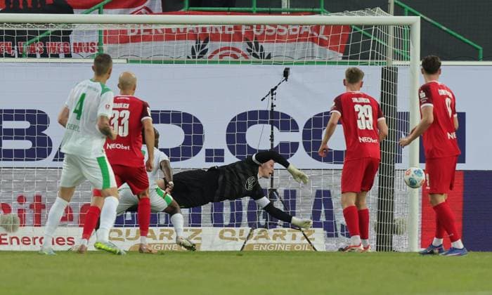 26 05 2026 Soccer season 2025 2026 Relegation 2 Soccer Bundesliga second leg SpVgg Greuther Fürth Kleeblatt Rot Weiss Essen RWE Sportfoto Zink DaMa xdaxmax DFL regulations prohibit any use of photographs as image sequences and or quasi video only for editorial use Jakob Golz 1, Rot Weiss Essen hält Ball