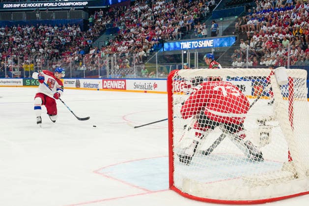 FRIBOURG, SWITZERLAND MAY 26 Dominik Kubalik of Czechia L against goalkeeper Jet Greaves of Canada R during the 2026 IIHF Ice Hockey World Championship Switzerland game between Czechia and Canada at BCF Arena on May 26, 2026 in Fribourg, Fribourg Fribourg BCF Arena Fribourg Switzerland Copyright: xJustPictures.ch JarixPestelaccix jp-en-EuSpIm-JP6_JAR_Czechia_Canada_26May2026_00052