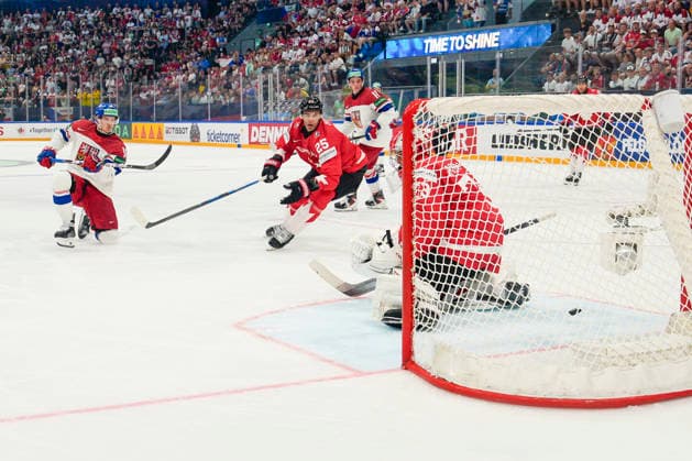 FRIBOURG, SWITZERLAND MAY 26 Dominik Kubalik of Czechia L scores against goalkeeper Jet Greaves of Canada during the 2026 IIHF Ice Hockey World Championship Switzerland game between Czechia and Canada at BCF Arena on May 26, 2026 in Fribourg, Fribourg Fribourg BCF Arena Fribourg Switzerland Copyright: xJustPictures.ch JarixPestelaccix jp-en-EuSpIm-JP6_JAR_Czechia_Canada_26May2026_00053