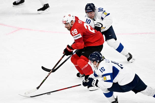 LKS 20260526 Timo Meier (C) of Switzerland vies with Anton Lundell and Henri Jokiharju (B) of Finland during the 2026 IIHF Ice hockey, Eishockey World Championships preliminary round group A match between Switzerland and Finland in Zurich on May 26, 2026. - RONI REKOMAA Zürich Switzerland lGkTfN8bUN0  Copyright: xRonixRekomaax lGkTfN8bUN0