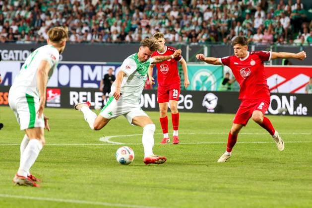 Felix Klaus 30 Spvgg Greuther Fuerth in action against Michael Kostka 2 Rot Weiss Essen , SpVgg Greuther Fuerth vs Rot Weiss Essen, Fußball, Maenner, Relegation, 2 Bundesliga, DFL, Saison 2025 2026, Rueckspiel, 26 05 2026 DFB regulations prohibit any use of photographs as image sequences and or quasi video Fuerth Bayern Germany Copyright: xkolbert-press MartinxAgüerax