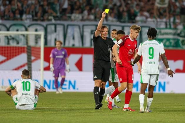 Referee Schiedsrichter Robert Schroeder zeigt Gianluca Swajkowski 39 (Rot-Weiss Essen) die gelbe Karte nach Foul an Branimir Hrgota 10 (Spvgg Greuther Fuerth), SpVgg Greuther Fuerth vs. Rot-Weiss Essen, Fussball, Maenner, Relegation, 2. Bundesliga, DFL, Saison 2025 2026, Rueckspiel, 26.05.2026 DFB regulations prohibit any use of photographs as image sequences and or quasi-video Fuerth Bayern Deutschland *** Referee Referee Robert Schroeder shows Gianluca Swajkowski 39 Rot Weiss Essen the yellow card after foul on Branimir Hrgota 10 Spvgg Greuther Fuerth , SpVgg Greuther Fuerth vs Rot Weiss Essen, Football, Men, Relegation, 2 Bundesliga, DFL, Season 2025 2026, Second leg, 26 05 2026 DFB regulations prohibit any use of photographs as image sequences and or quasi video Fuerth Bayern Germany Copyright: xkolbert-press MartinxAgüerax