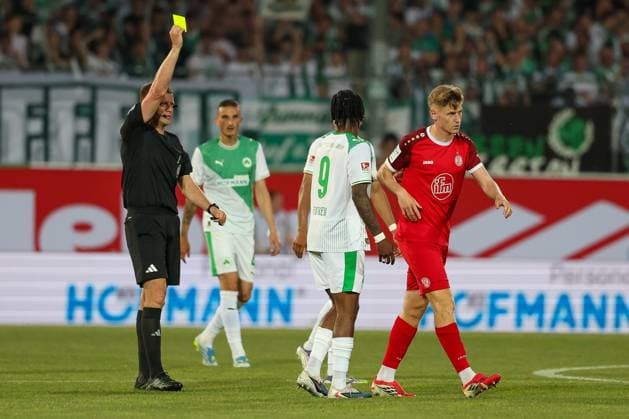 Referee Referee Robert Schroeder shows Gianluca Swajkowski 39 Rot Weiss Essen the yellow card, SpVgg Greuther Fuerth vs Rot Weiss Essen, Football, Men, Relegation, 2 Bundesliga, DFL, Season 2025 2026, Second leg, 26 05 2026 DFB regulations prohibit any use of photographs as image sequences and or quasi video Fuerth Bayern Germany Copyright: xkolbert-press MartinxAgüerax