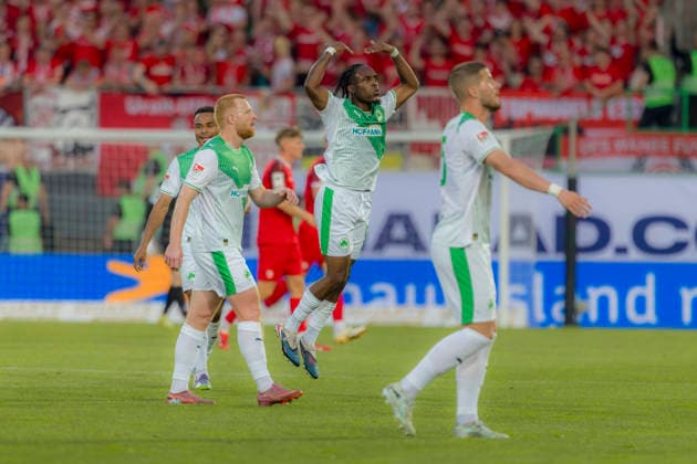 Fürth, Germany 26 May 2026 Relegation 2 BL 2025 2026 second leg SpVgg Greuther Fürth vs Rot Weiss Essen In the picture 2 from left goal scorer Noel Futkeu SpVgg cheers with his teammates after his goal to 1 0, DFL regulations prohibit any use of photographs as image sequences and or quasi video Sportpark Ronhof Bayern Copyright: xFotostandx xSchäferx