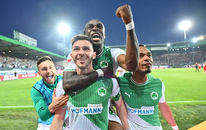 26 05 2026 Fußball Saison 2025 2026 Relegation 2 Fußball Bundesliga Hinspiel SpVgg Greuther Fürth Kleeblatt Rot Weiss Essen RWE Sportfoto Zink xwoxzix DFL regulations prohibit any use of photographs as image sequences and or quasi video only for editorial use Torjubel Jubel nach Treffer Tor Torschuß zum 2 0 durch Branimir Hrgota 10, SpVgg Greuther Fürth Felix Higl 18, SpVgg Greuther Fürth Branimir Hrgota 10, SpVgg Greuther Fürth Noel Futkeu 9, SpVgg Greuther Fürth Sacha Banse Bansé 6, SpVgg Greuther Fürth