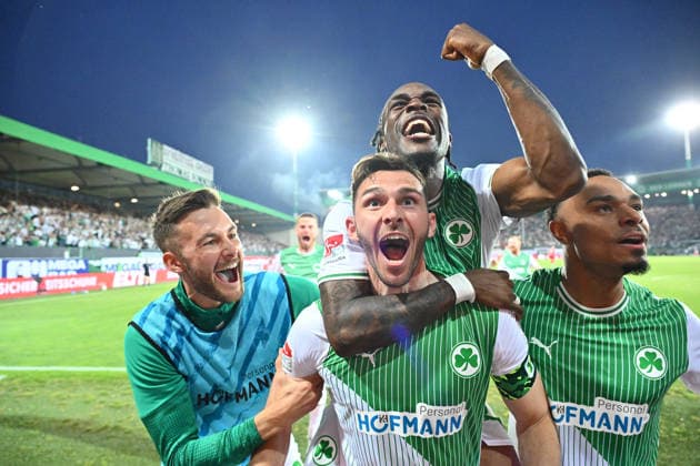 26.05.2026 - Fussball - Saison 2025 2026 - Relegation 2. Fussball Bundesliga - Hinspiel: SpVgg Greuther Fürth ( Kleeblatt ) - Rot Weiss Essen RWE - Sportfoto Zink - xwoxzix - DFL regulations prohibit any use of photographs as image sequences and or quasi-video - only for editorial use - Torjubel Jubel Freude nach Treffer Tor Torschuß zum 2:0 durch Branimir Hrgota (10, SpVgg Greuther Fürth ) -. Felix Higl (18, SpVgg Greuther Fürth ) Branimir Hrgota (10, SpVgg Greuther Fürth ) Noel Futkeu (9, SpVgg Greuther Fürth ) Sacha Banse Bansé (6, SpVgg Greuther Fürth ) *** 26 05 2026 Fußball Saison 2025 2026 Relegation 2 Fußball Bundesliga Hinspiel SpVgg Greuther Fürth Kleeblatt Rot Weiss Essen RWE Sportfoto Zink xwoxzix DFL regulations prohibit any use of photographs as image sequences and or quasi video only for editorial use Torjubel Jubel nach Treffer Tor Torschuß zum 2 0 durch Branimir Hrgota 10, SpVgg Greuther Fürth Felix Higl 18, SpVgg Greuther Fürth Branimir Hrgota 10, SpVgg Greuther Fürth Noel Futkeu 9, SpVgg Greuther Fürth Sacha Banse Bansé 6, SpVgg Greuther Fürth