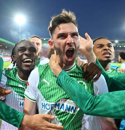 26 05 2026 Fußball Saison 2025 2026 Relegation 2 Fußball Bundesliga Hinspiel SpVgg Greuther Fürth Kleeblatt Rot Weiss Essen RWE Sportfoto Zink xwoxzix DFL regulations prohibit any use of photographs as image sequences and or quasi video only for editorial use Torjubel Jubel nach Treffer Tor Torschuß zum 2 0 durch Branimir Hrgota 10, SpVgg Greuther Fürth Noel Futkeu 9, SpVgg Greuther Fürth Branimir Hrgota 10, SpVgg Greuther Fürth Sacha Banse Bansé 6, SpVgg Greuther Fürth