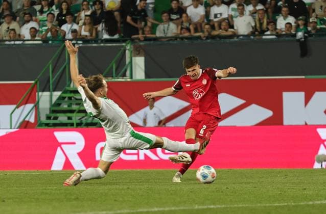 26 05 2026 Soccer season 2025 2026 Relegation 2 Soccer Bundesliga second leg SpVgg Greuther Fürth Kleeblatt Rot Weiss Essen RWE Sportfoto Zink DaMa xdaxmax DFL regulations prohibit any use of photographs as image sequences and or quasi video only for editorial use Michael Kostka 2, Rot Weiss Essen with shot on goal
