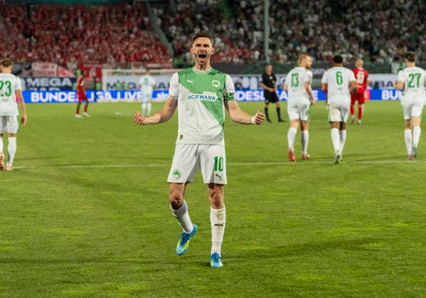Celebration after the 2-0 goal by Branimir Hrgota SpVgg Greuther Fuerth, 10 , jubilant, cheering, celebrate SpVgg Greuther Fürth Rot Weiss Essen, football, relegation to Bundesliga 2 second leg, Sportpark Ronhof, Fürth DFL regulations prohibit any use of photographs as image sequences and or quasi video Copyright: HMBxMedia xMarcoxBader