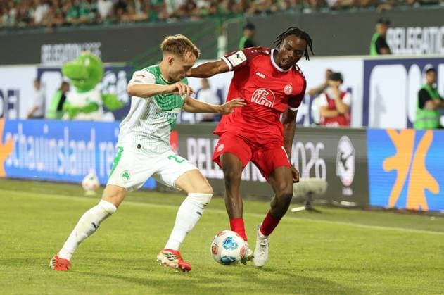 A player from SpVgg Greuther Fürth 27, Luca Itter and a player from Rot Weiss Essen fight for the ball The Essen player claims the ball with his body against the Fürth defender A duel between SpVgg Greuther Fürth and Rot Weiss Essen Copyright: xspeedshotx xTimoxBluhmki-Schmidtx