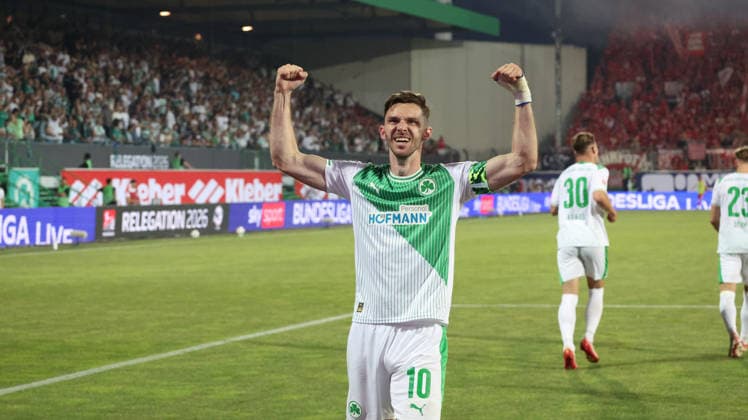 26 05 2026, xrekx, Fußball 2 Bundesliga Relegation, SpVgg Greuther Fuerth Rot Weiss Essen v l Torjubel nach dem Tor zum celebrating the goal celebrate 2 0 durch Branimir Hrgota SpVgg Greuther Fuerth DFL DFB REGULATIONS PROHIBIT ANY USE OF PHOTOGRAPHS as IMAGE SEQUENCES and or QUASI VIDEO Fuerth