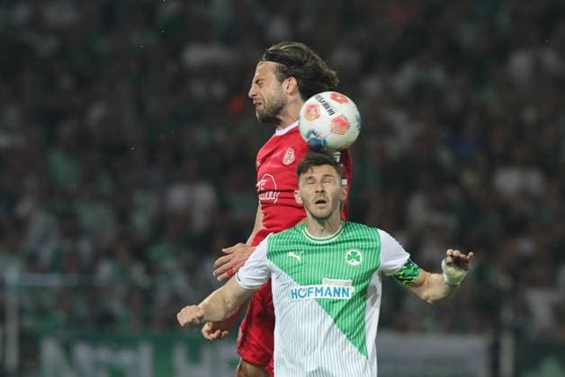 26 05 2026 Soccer season 2025 2026 Relegation 2 Soccer Bundesliga second leg SpVgg Greuther Fürth Kleeblatt Rot Weiss Essen RWE Sportfoto Zink DaMa xdaxmax DFL regulations prohibit any use of photographs as image sequences and or quasi video only for editorial use Jose Enrique Rios Alonso 23, Rot Weiss Essen in header duel with Branimir Hrgota 10, SpVgg Greuther Fürth