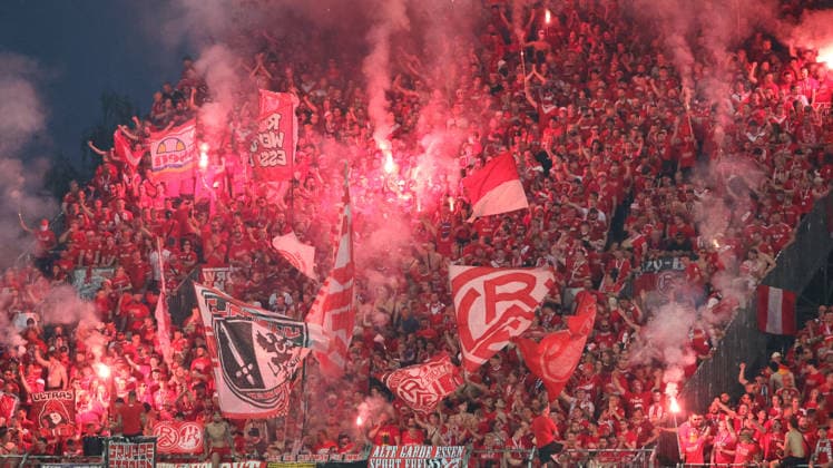 26 05 2026, xrekx, Soccer 2 Bundesliga Relegation, SpVgg Greuther Fuerth Rot Weiss Essen v l RW Essen Fans ,Atmosphere, Scarves, Ultras, Spectators, Visitors, Choreo, Choreography, atmosphere, scarves, spectators, visitors pyro DFL DFB REGULATIONS PROHIBIT ANY USE OF PHOTOGRAPHS as IMAGE SEQUENCES and or QUASI VIDEO Fuerth