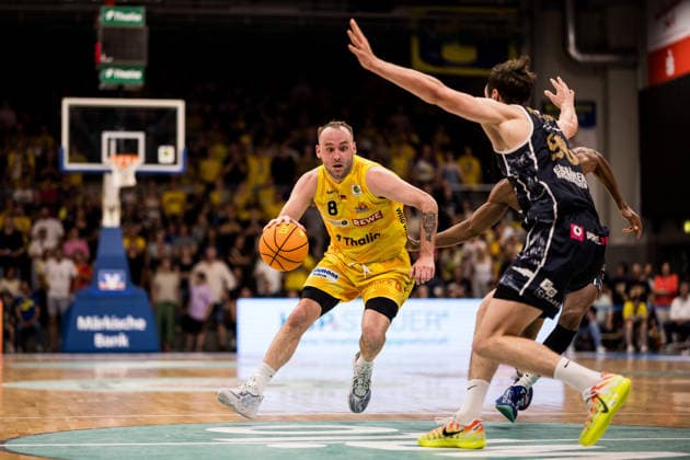 Barmer 2 Basketball Bundesliga ProA Playoffs Semifinal Game 3, Phoenix Hagen Eisbären Bremerhaven 26 05 2026 Devin Schmidt Phoenix Hagen, 8 on the ball, Jannis von Seckendorff Eisbären Bremerhaven, 90 BARMER 2 Basketball Bundesliga ProA Playoffs Semifinal Game 3, Phoenix Hagen Eisbären Bremerhaven Hagen, Ischelandhalle on 26 05 2026 Copyright: xBEAUTIFULxSPORTS Wunderlx