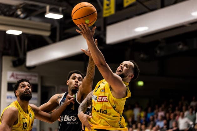 Barmer 2 Basketball Bundesliga ProA Playoffs Semifinal Game 3, Phoenix Hagen Eisbären Bremerhaven 26 05 2026 Lucas N Guessan Phoenix Hagen, 19 , Jordan Samare Eisbären Bremerhaven, 4 , Marcus Graves Phoenix Hagen, 0 in the throw BARMER 2 Basketball Bundesliga ProA Playoffs Semifinal Game 3, Phoenix Hagen Eisbären Bremerhaven Hagen, Ischelandhalle on 26 05 2026 Copyright: xBEAUTIFULxSPORTS Wunderlx