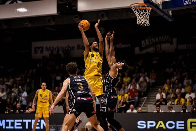 Barmer 2 Basketball Bundesliga ProA Playoffs Semifinal Game 3, Phoenix Hagen Eisbären Bremerhaven 26 05 2026 Lucas N Guessan Phoenix Hagen, 19 in the throw, Jordan Samare Eisbären Bremerhaven, 4 BARMER 2 Basketball Bundesliga ProA Playoffs Semifinal Game 3, Phoenix Hagen Eisbären Bremerhaven Hagen, Ischelandhalle on 26 05 2026 Copyright: xBEAUTIFULxSPORTS Wunderlx
