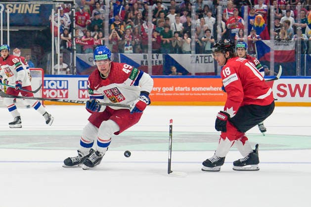 FRIBOURG, SWITZERLAND MAY 26 Jaroslav Chmelar of Czechia L against Robert Thomas of Canada R during the 2026 IIHF Ice Hockey World Championship Switzerland game between Czechia and Canada at BCF Arena on May 26, 2026 in Fribourg, Fribourg Fribourg BCF Arena Fribourg Switzerland Copyright: xJustPictures.ch JarixPestelaccix jp-en-EuSpIm-JP6_JAR_Czechia_Canada_26May2026_00092