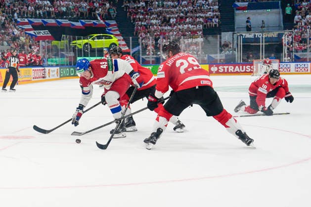 FRIBOURG, SWITZERLAND MAY 26 Jaroslav Chmelar of Czechia L against Dylan Cozens of Canada 2nd L and Parker Wotherspoon of Canada C during the 2026 IIHF Ice Hockey World Championship Switzerland game between Czechia and Canada at BCF Arena on May 26, 2026 in Fribourg, Fribourg Fribourg BCF Arena Fribourg Switzerland Copyright: xJustPictures.ch JarixPestelaccix jp-en-EuSpIm-JP6_JAR_Czechia_Canada_26May2026_00095