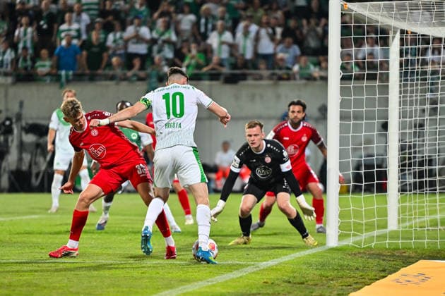 Relagation 2 Bundesliga SpVgg Greuther Fürth Rot Weiss Essen 26 05 2026 FÜRTH, GERMANY 26 MAY in the duel Branimir HRGOTA SpVgg Greuther Fuerth 10 and Fianluca SWAJKOWSKI Rot Weiss Essen 39 during the match between SpVgg Greuther Fürth and Rot Weiss Essen in the second leg of the relegation to the 2 Bundesliga at Sportpark Ronhof DFL REGULATIONS PROHIBIT ANY USE OF PHOTOGRAPHS AS IMAGE SEQUENCES AND OR QUASI VIDEO Copyright: xBEAUTIFULxSPORTS Goldbergx