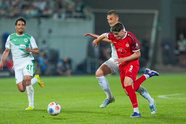 26 05 2026, xydrx, Herren, Fußball, Relegation second leg, 2 Bundesliga, SpVgg Greuther Fürth Rot Weiss Essen, Saison 2025 2026, Sportpark Ronhof Philipp Ziereis SpVgg Greuther Fürth, 4 im Zweikampf gegen Jaka Cuber Potocnik Rot Weiss Essen, 9 DFB regulations prohibit any use of photographs as image sequences and or quasi video Copyright: HMBxMedia YannisxDreimann